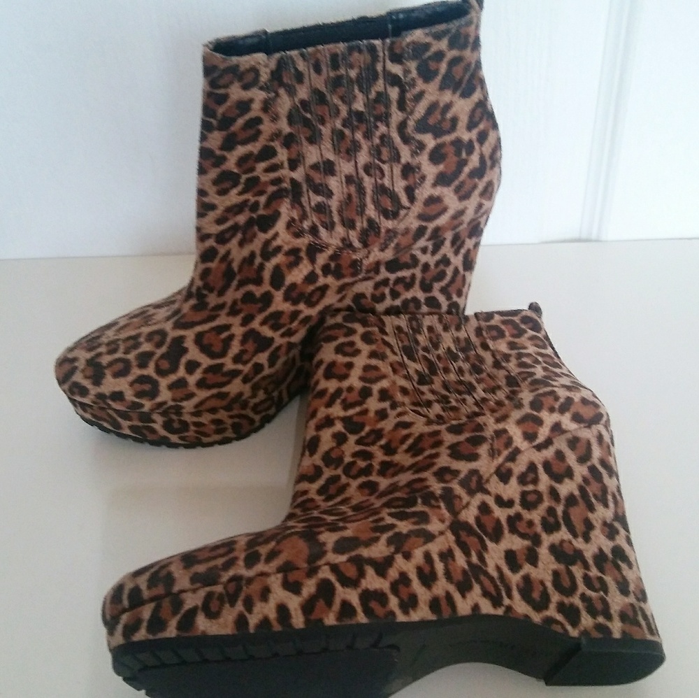 BCBGeneration Leopard Print Ankle Booties Sz 8